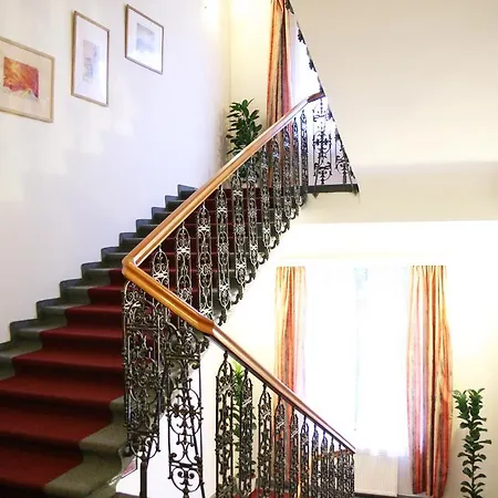 Отель Charlotte 4*